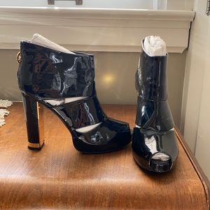 Black and gold Tory Burch heels size 9